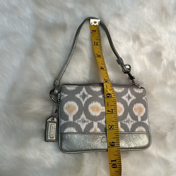 Coach, gray and pink cloth leather wristlet - Picture 3 of 4
